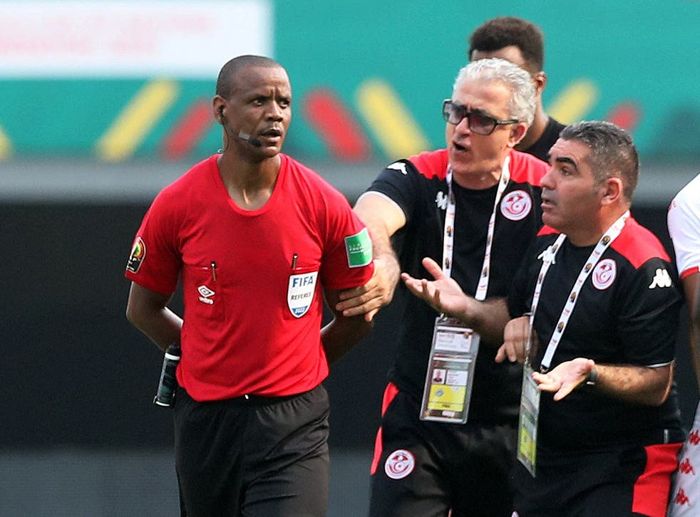 <p>Tunisian coaching staff question referee Janny Sikazwe </p>