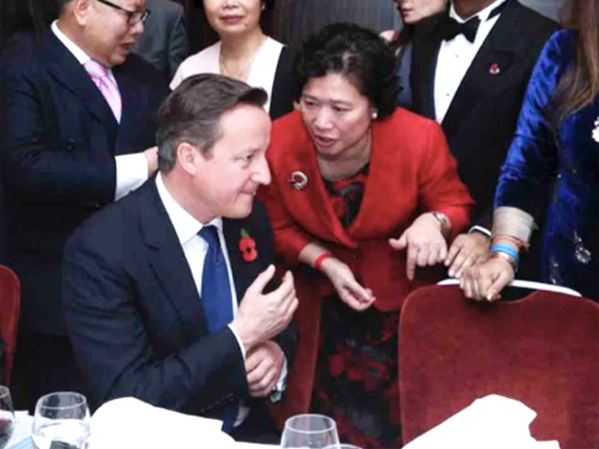 Lee speaks to David Cameron at an awards ceremony in 2014