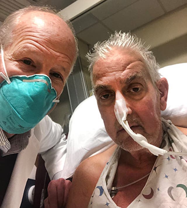 David Bennett, padre, posa con un médico después de recibir con éxito el primer trasplante de corazón de un corazón de cerdo modificado genéticamente.
