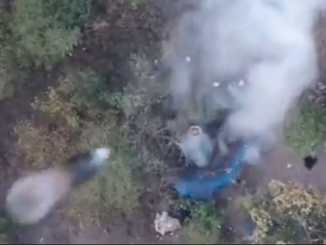 Las bombas caen desde un dron del Cartel Nueva Generación en el campamento de un cartel rival en Michoacán, México.