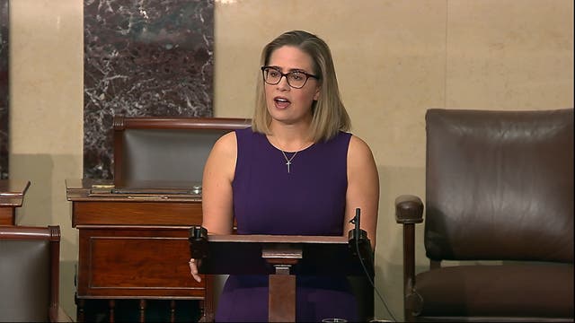La senadora Kyrsten Sinema, demócrata por Arizona, habla en el pleno del Senado de los EE. UU. el jueves 13 de enero de 2022