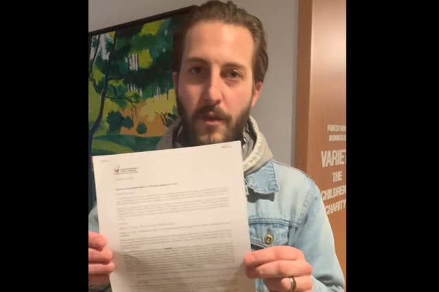 Austin Fergason sostiene una carta de la organización benéfica en un video publicado en Facebook