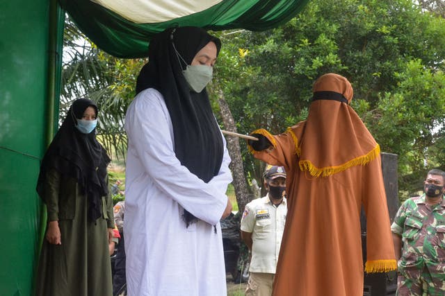 <p>Una mujer recibe 100 azotes por adulterio en la provincia conservadora de East Ace de Indonesia </p>