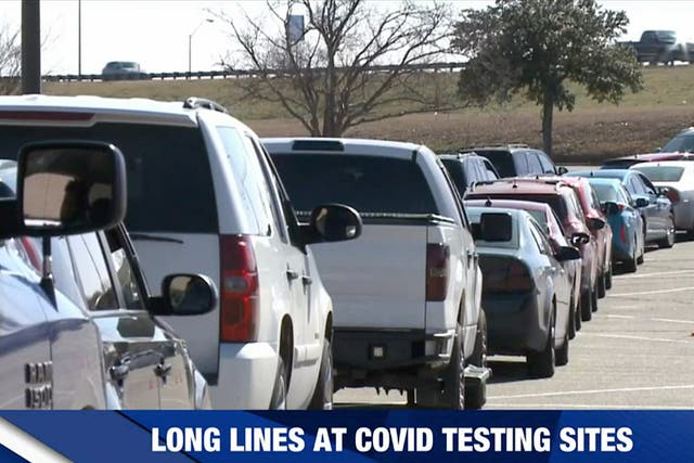 Una fila en el Richland Mall, Texas, sitio de prueba de Covid