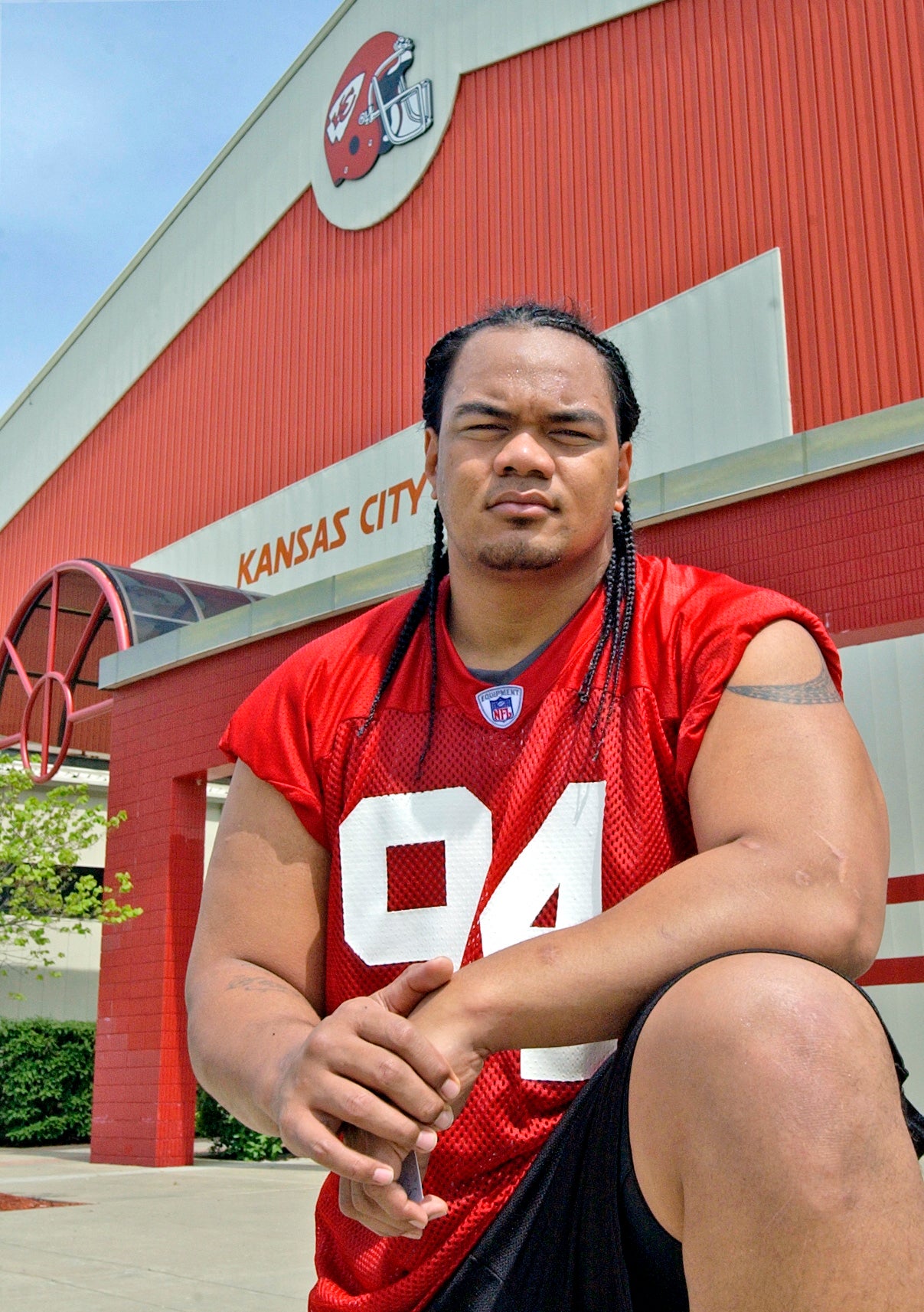 Former NFL player Siavii found dead in Kansas federal prison