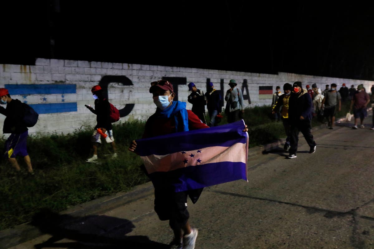 Hundreds of migrants set off from Honduras toward US border