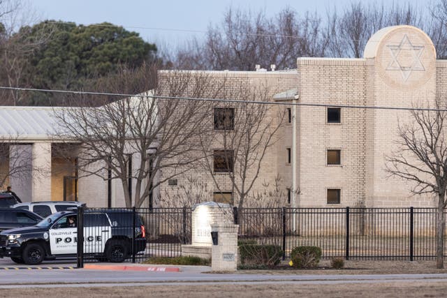 <p>Law enforcement surround a Texas synagogue where a man held four people hostage for 11 hours on 15 January.</p>