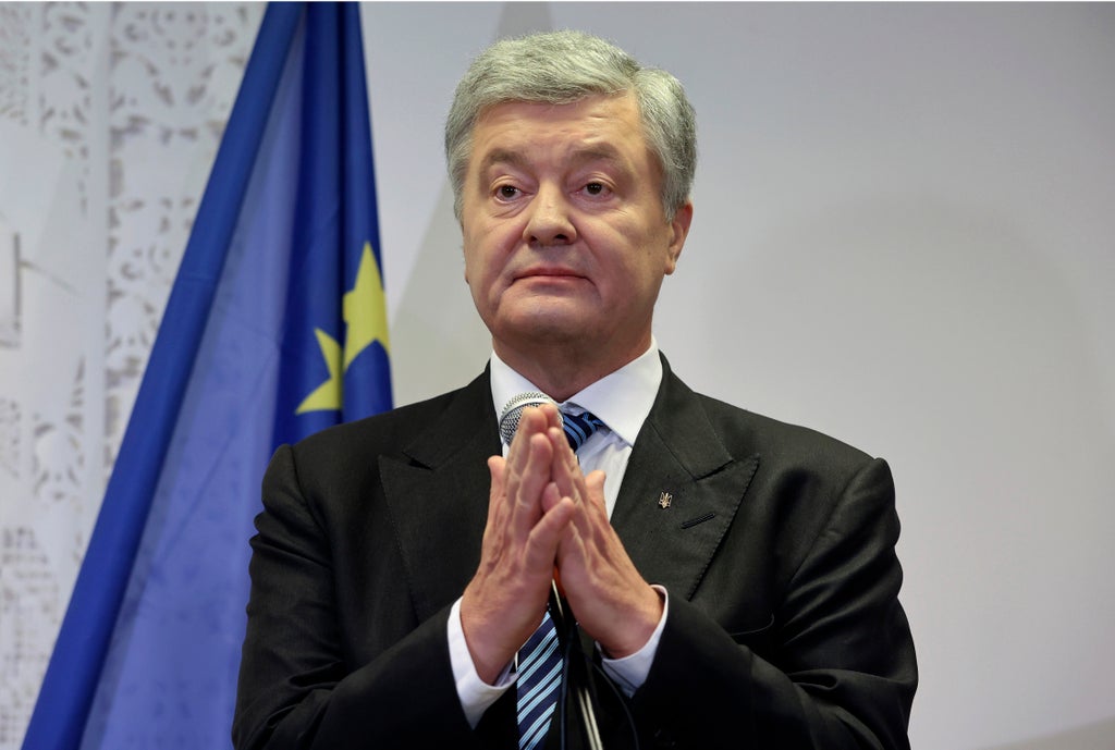 Ex-leader Poroshenko to go to Ukraine to face charges 