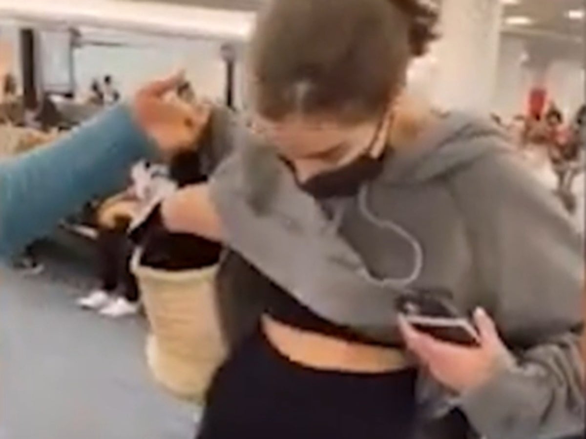 2 girls barred from United flight for wearing leggings, News