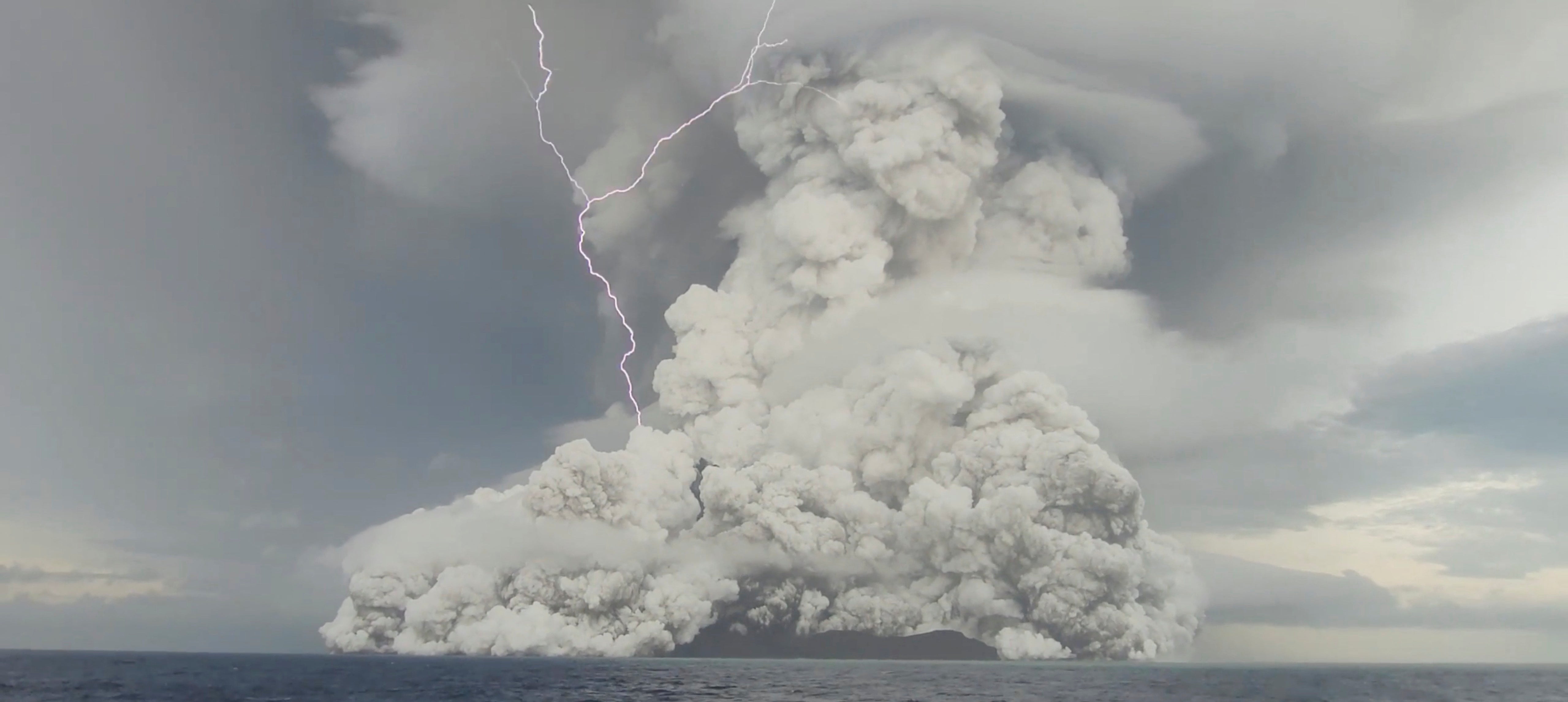 Eruption of the underwater volcano Hunga Tonga-Hunga Ha'apai off Tonga