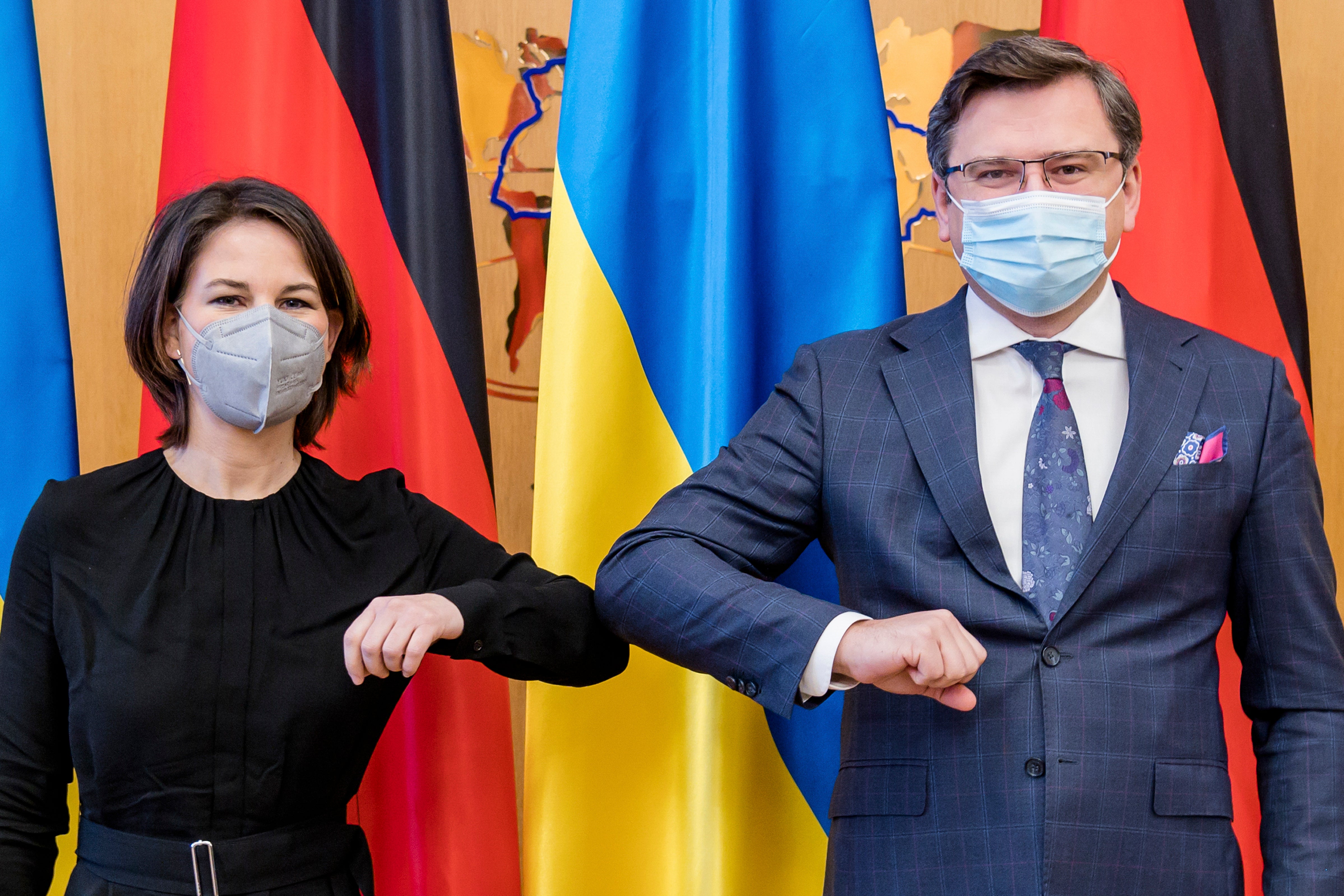 German Foreign Minister Annalena Baerbock (left) and her Ukrainian counterpart Dmytro Kuleba greeting each other in Kyiv, Ukraine