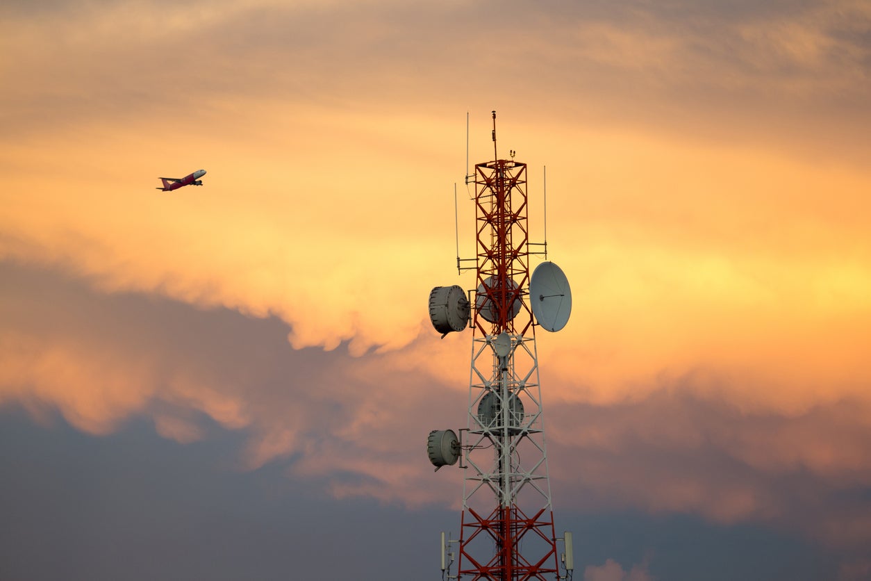<p>Mobile networks have agreed to reduce 5G power near airports</p>