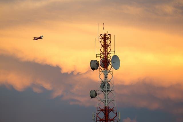 <p>Las redes móviles han acordado reducir la energía 5G cerca de los aeropuertos</p>