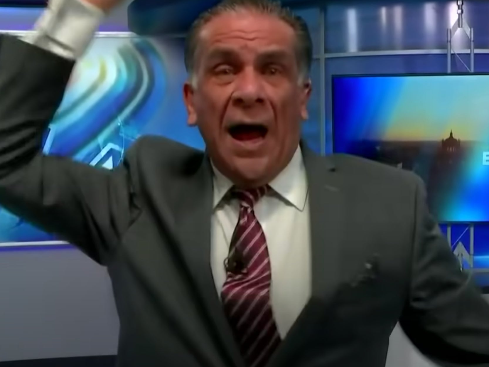 <p>El presentador de televisión mexicano Leonardo Schwebel ganó nuevos fanáticos después de gritar a los antivacunas en el aire</p>