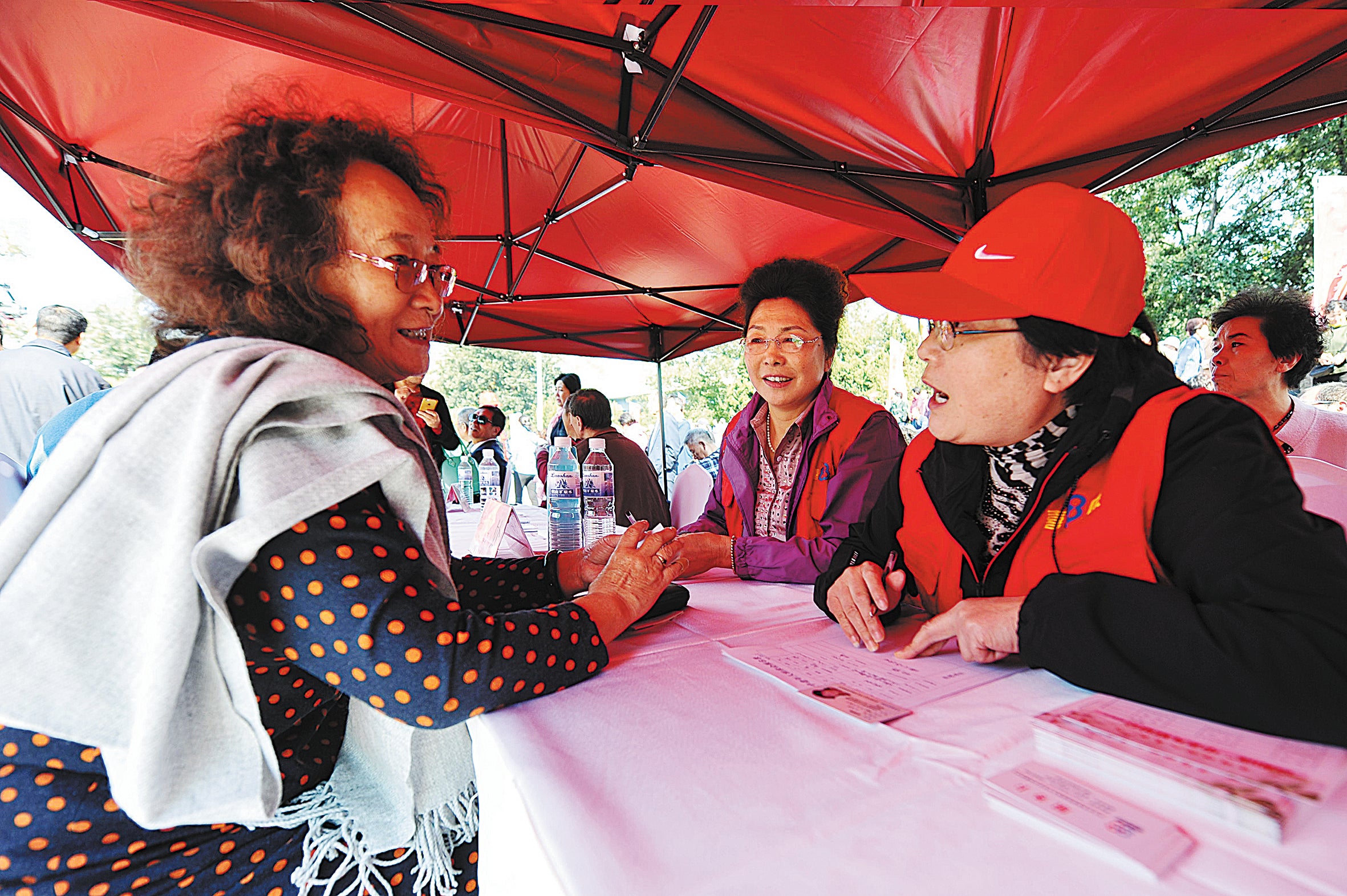 A citizen signs up for the “Single Elders” matchmaking event held in Qingdao