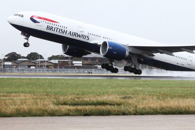 Caballo de batalla transatlántico: British Airways Boeing 777 despegando de Heathrow