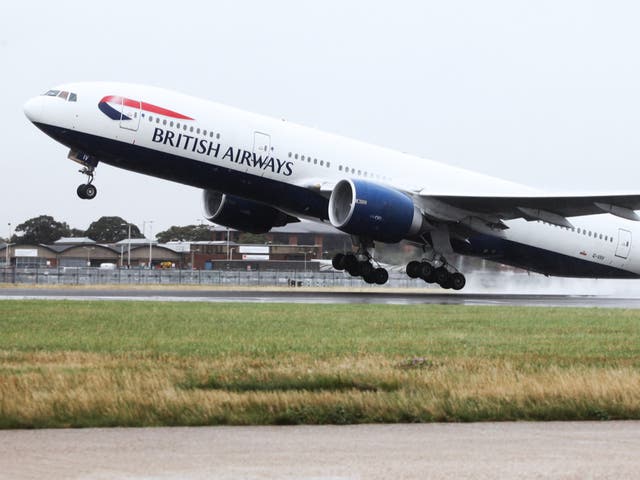 Caballo de batalla transatlántico: British Airways Boeing 777 despegando de Heathrow