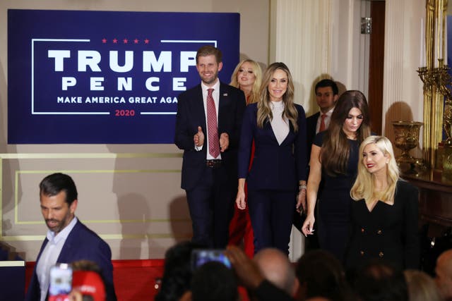 <p>Ivanka Trump, Kimberly Guilfoyle, Lara Trump, Eric Trump, Tiffany Trump y Michael Boulos aparecen la noche de las elecciones en el Salón Este de la Casa Blanca el 4 de noviembre. </p>