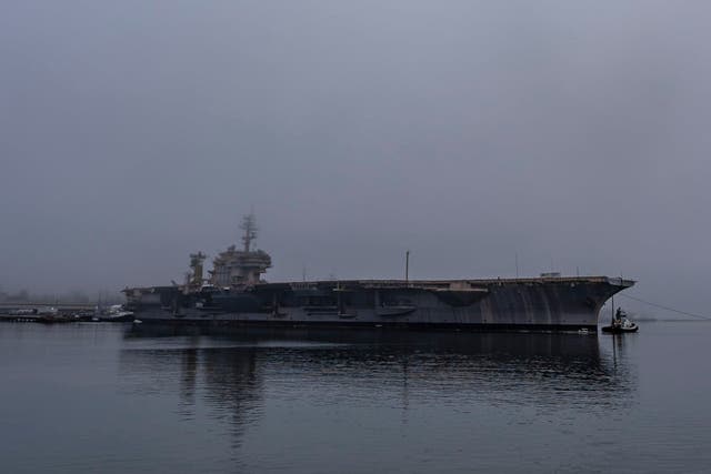 USS Kitty Hawk remolcado fuera de la base naval Kitsap en el último viaje al depósito de chatarra