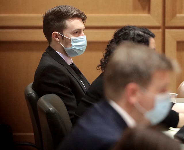 Chandler Halderson se sienta en el Tribunal de Circuito del Condado de Dane en Madison, Wisconsin, durante la apertura de su juicio el martes 4 de enero de 2022