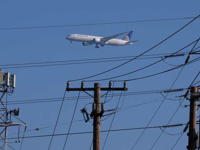 <p>Un avión de United Airlines vuela junto a una torre celular mientras se prepara para aterrizar en el Aeropuerto Internacional de San Francisco el 19 de enero de 2022 </p>