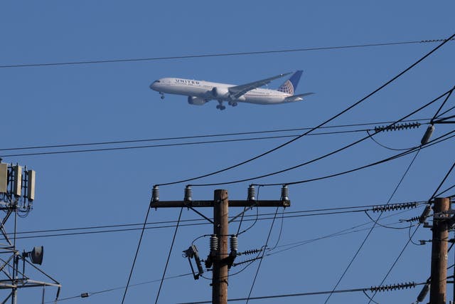 <p>Un avión de United Airlines vuela junto a una torre celular mientras se prepara para aterrizar en el Aeropuerto Internacional de San Francisco el 19 de enero de 2022 </p>