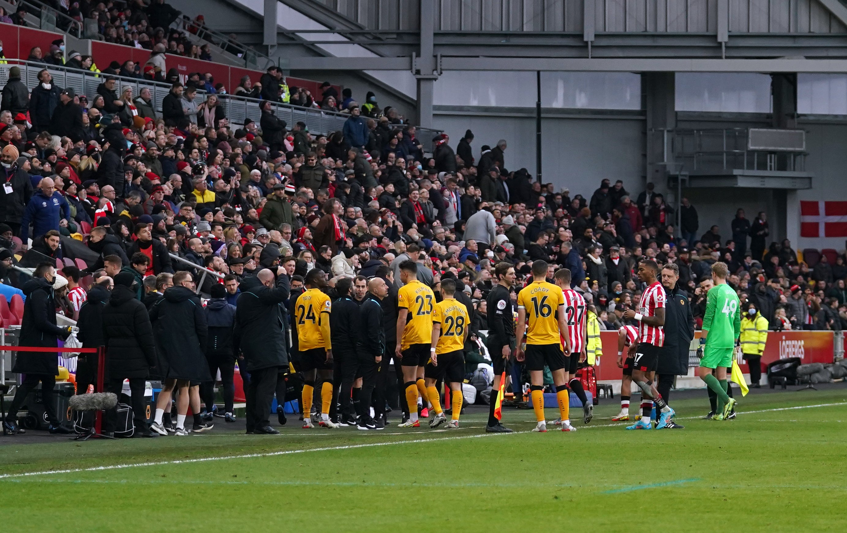 Brentford and Wolves players leave the pitch after a drone was spotted flying over the stadium (Nick Potts/PA)