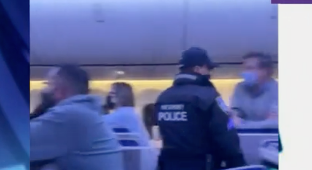 United Airlines plane forced to turn in the air after two passengers tried to sneak into business class United Airlines plane forced to turn in the air after two passengers tried to sneak into business class