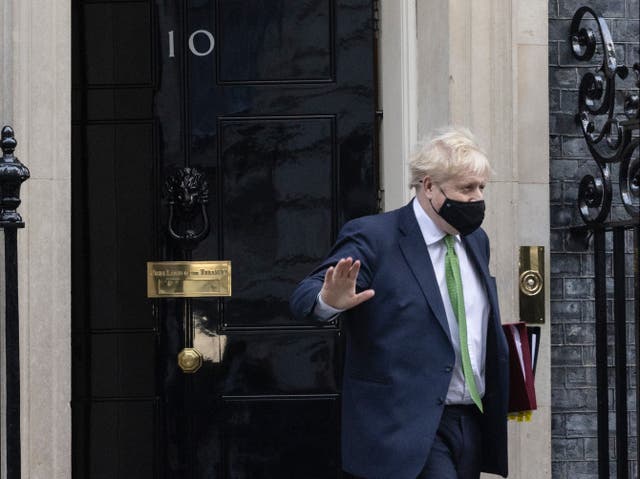 <p>Boris Johnson se enfrenta a los parlamentarios en la Cámara de los Comunes a medida que aumenta la especulación sobre un voto de desconfianza en su liderazgo</p>