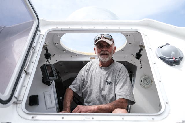 <p>Jean-Jacques Savin, exparacaidista de 74 años, posa en su bote de remos en Lege-Cap-Ferret, Francia</p>