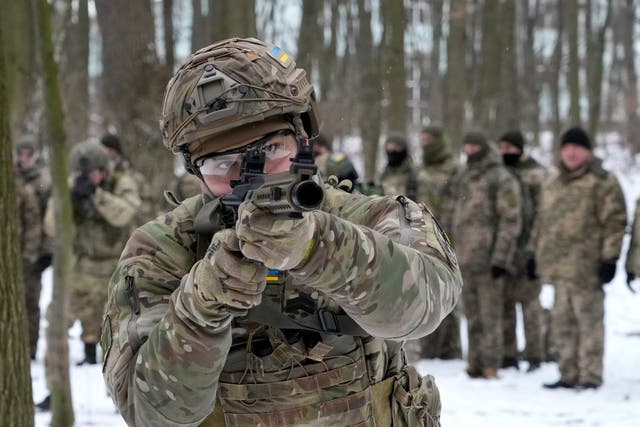 <p>Miembros de las Fuerzas de Defensa Territorial de Ucrania, unidades militares voluntarias, entrenan en un parque de Kiev, el 22 de enero de 2022 </p>