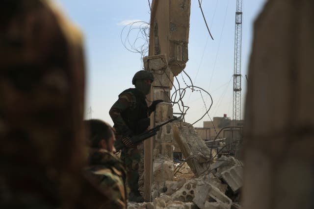 <p>Kurdish-led Syrian Democratic Forces fighters take their positions at the defense wall of Gweiran prison in Hassakeh, northeast Syria, 23 January 2022</p>
