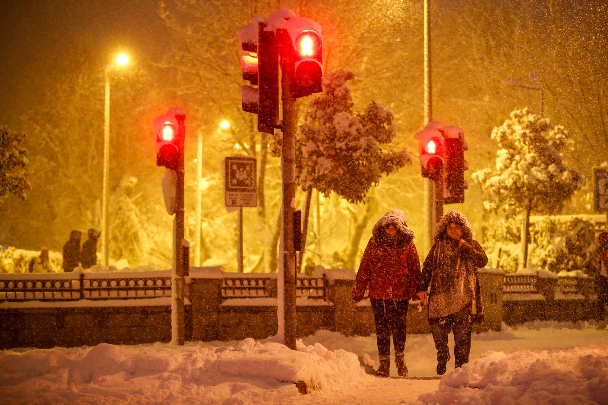 Thousands stranded as snow causes havoc in Istanbul