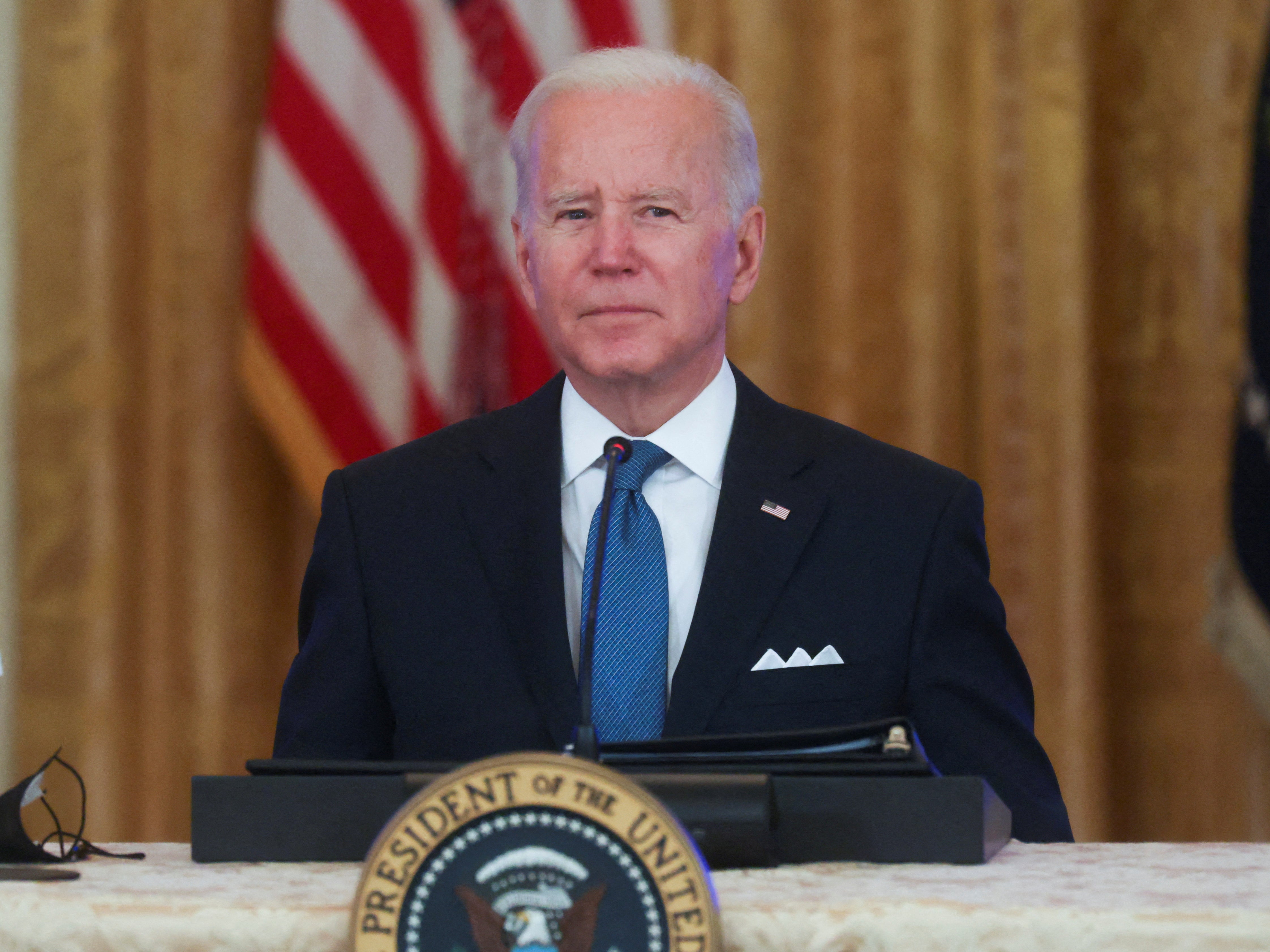 Joe Biden escucha al corresponsal de Fox News Peter Doocy