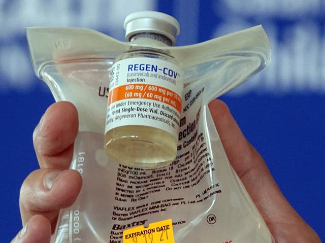 <p>Médico sostiene una bolsa del medicamento de Regeneron durante una conferencia de prensa el jueves 19 de agosto de 2021 en un hospital de Fort Lauderdale</p>