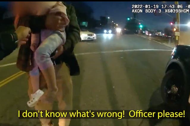 <p>El LAPD publicó un dramático vídeo de la cámara corporal de uno de sus oficiales salvando a una niña “sin vida” </p>