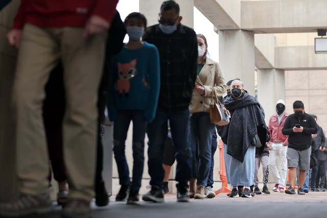 <p>Un grupo de personas espera en la cola para someterse a la prueba del covid-19 en Union Station el 7 de enero de 2022 en Los Ángeles, California</p>