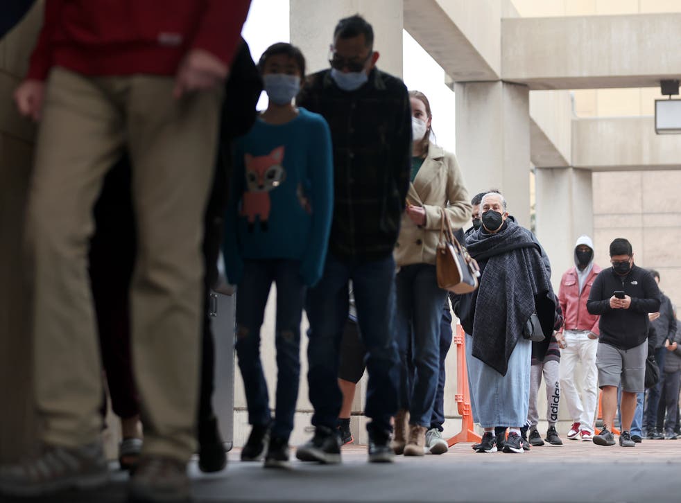 <p>Un grupo de personas espera en la cola para someterse a la prueba del covid-19 en Union Station el 7 de enero de 2022 en Los Ángeles, California</p>