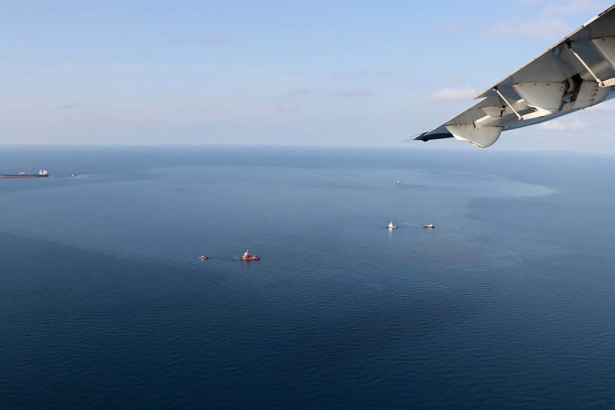 Offshore oil spill threatens beaches in eastern Thailand Offshore oil spill threatens beaches in eastern Thailand