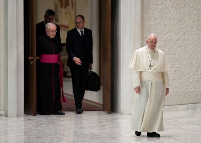 <p>El Papa Francisco en camino a su audiencia general semanal en el Aula Pablo VI, en el Vaticano, el miércoles 26 de enero de 2022 </p>