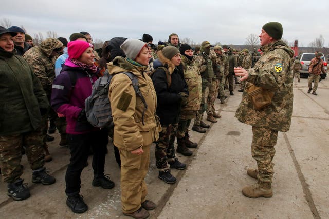 <p>Reservistas de las Fuerzas de Defensa Territorial de Ucrania escuchan instrucciones durante los ejercicios militares en un campo de entrenamiento a las afueras de Kharkiv</p>