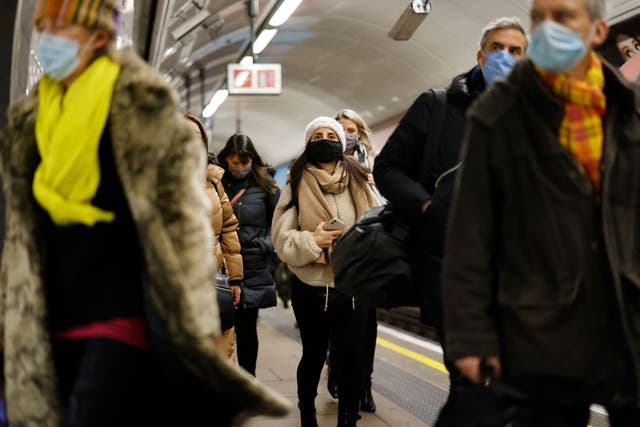 <p>Los viajeros con máscaras faciales salen de una estación de metro en Londres el 21 de enero de 2022</p>