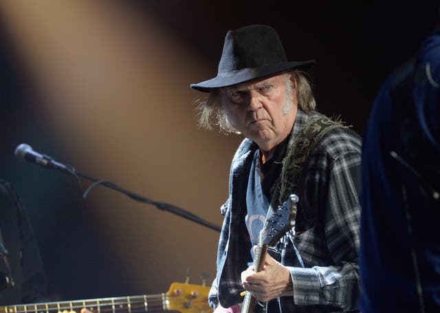 La música de Neil Young está siendo eliminada de Spotify después de que tomó una posición contra el podcast de Joe Rogan