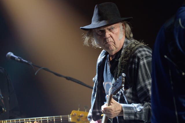 La música de Neil Young está siendo eliminada de Spotify después de que tomó una posición contra el podcast de Joe Rogan