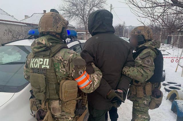 Esta fotografía del folleto tomada de la cuenta oficial de Facebook del Ministerio del Interior de Ucrania el 27 de enero de 2022 muestra el arresto de Artemy Ryabchuk en Dnipro.