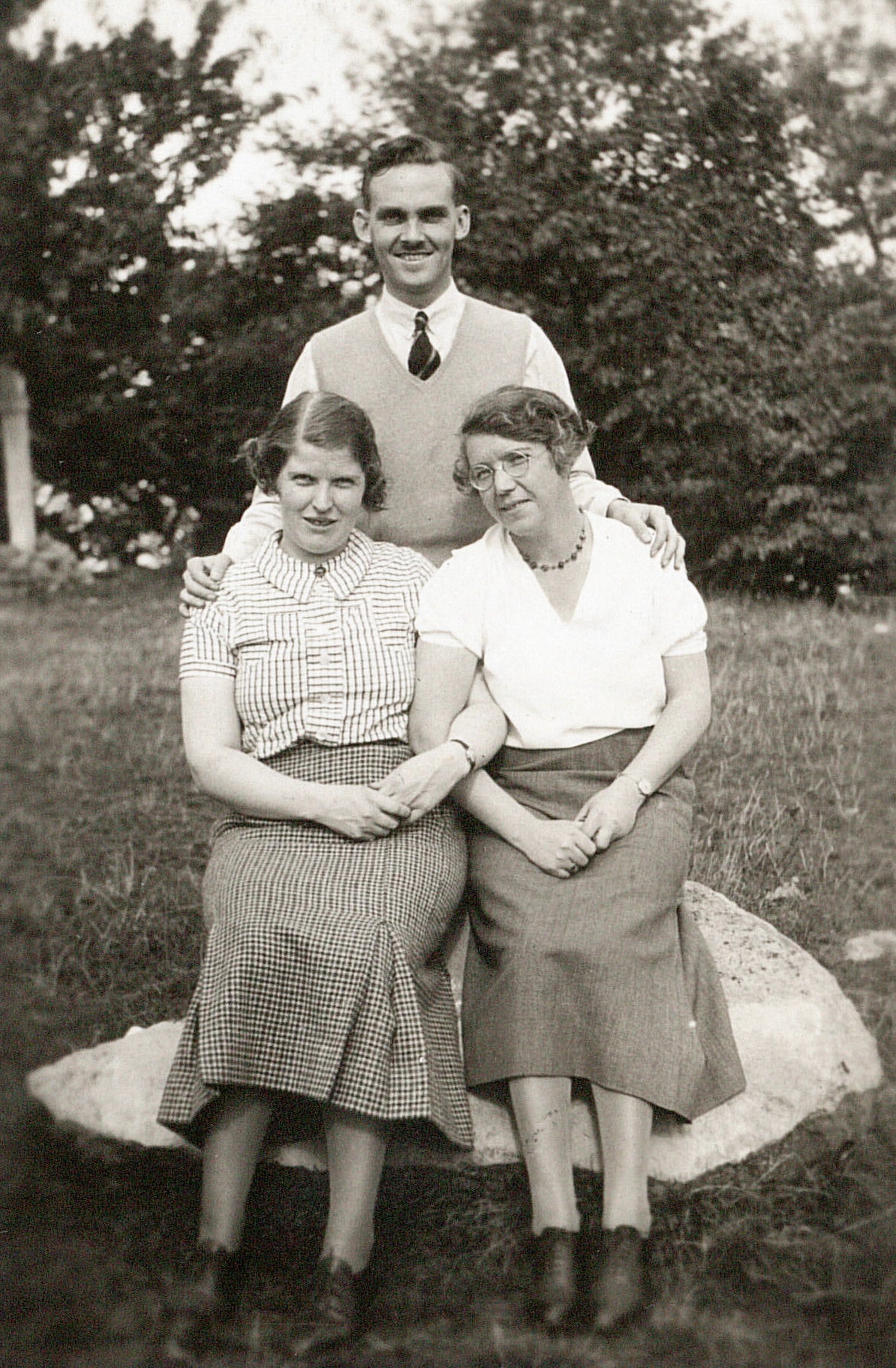 Scottish holocaust hero Jane Haining (right) with Scottish Mission school colleagues (Church of Scotland)