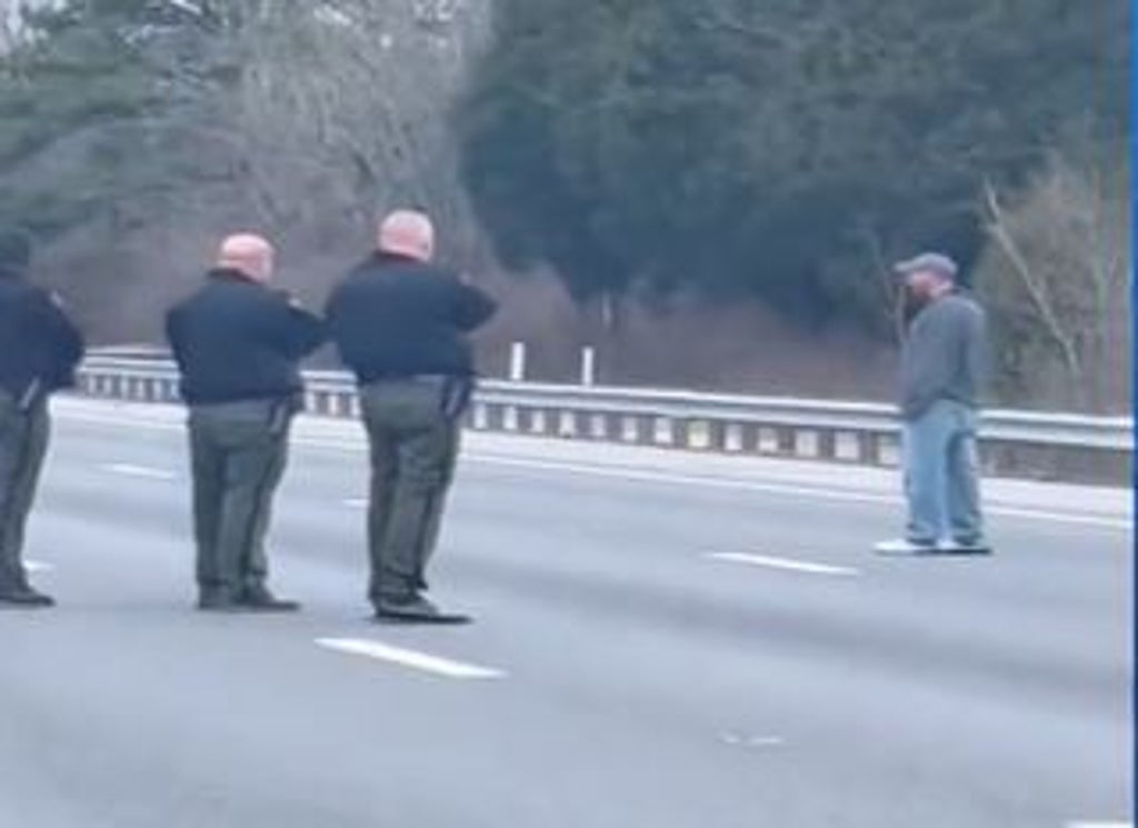 Nine police officers filmed opening fire on man on Nashville interstate