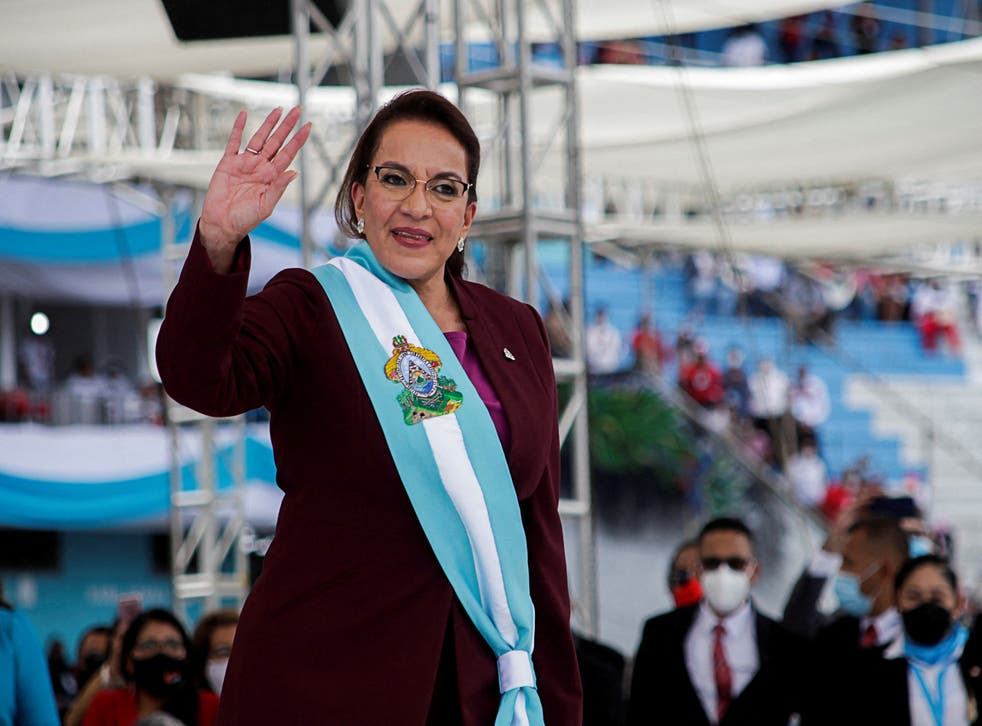 <p>New Honduran President Xiomara Castro waves to invitees after being sworn-in, during a ceremony in Tegucigalpa</p>
