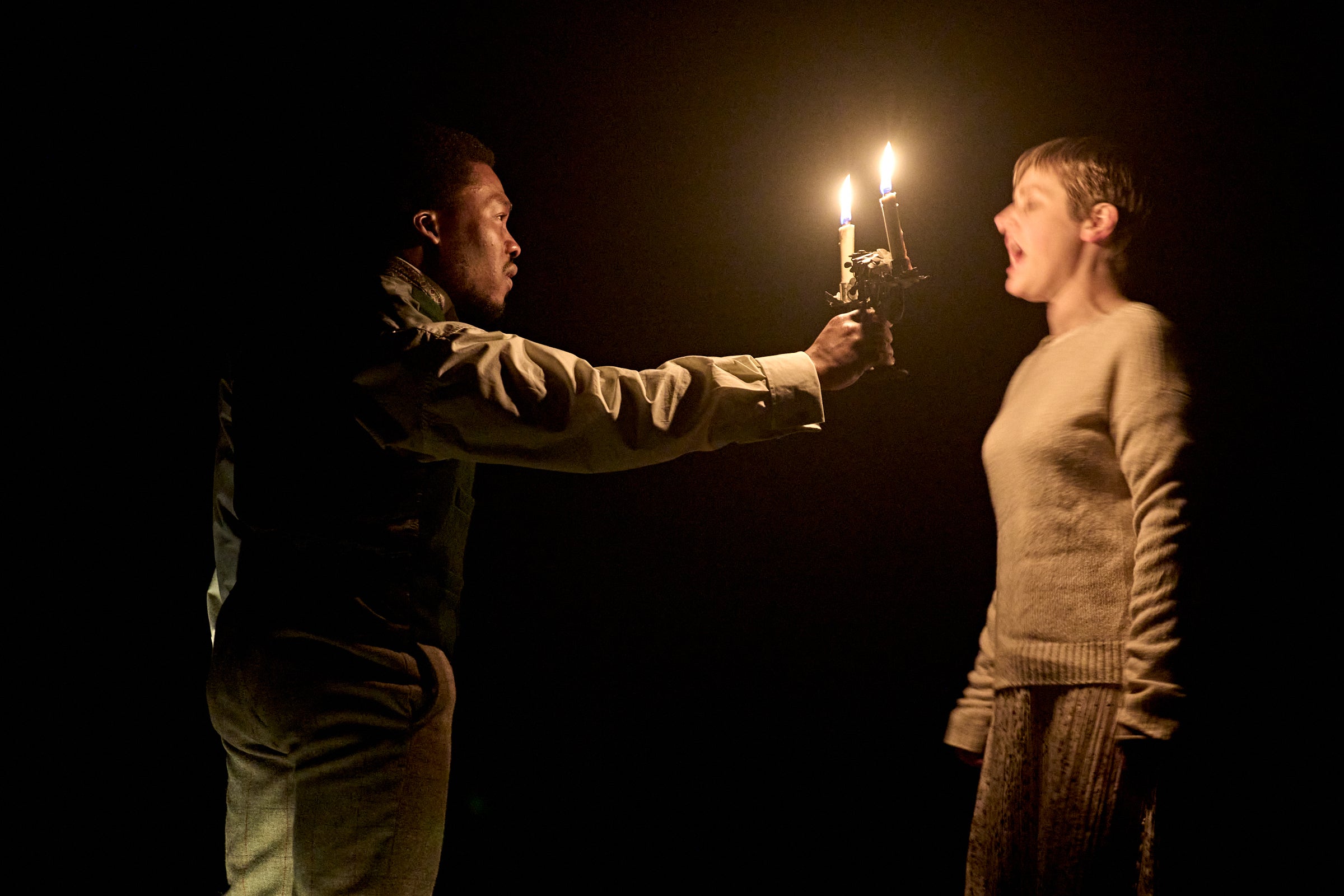 Fisayo Akinade and Ria Zmitrowicz in ‘The Glow'