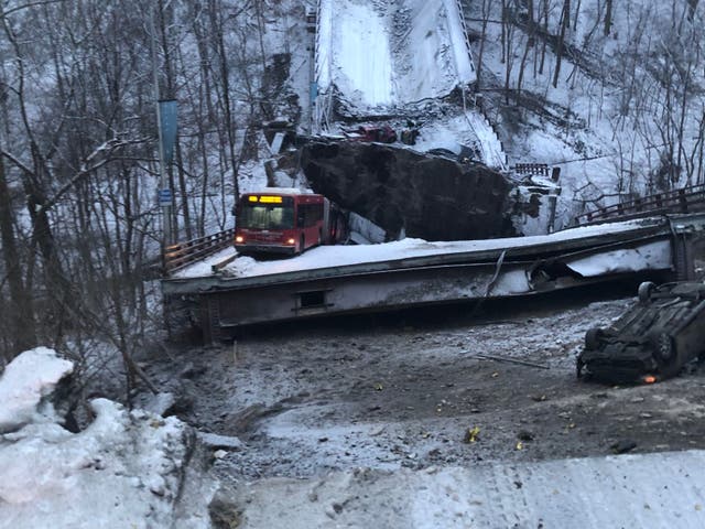 Un puente se derrumbó en Pittsburgh pocas horas antes de que el presidente Biden llegara a la ciudad para hablar sobre infraestructura.